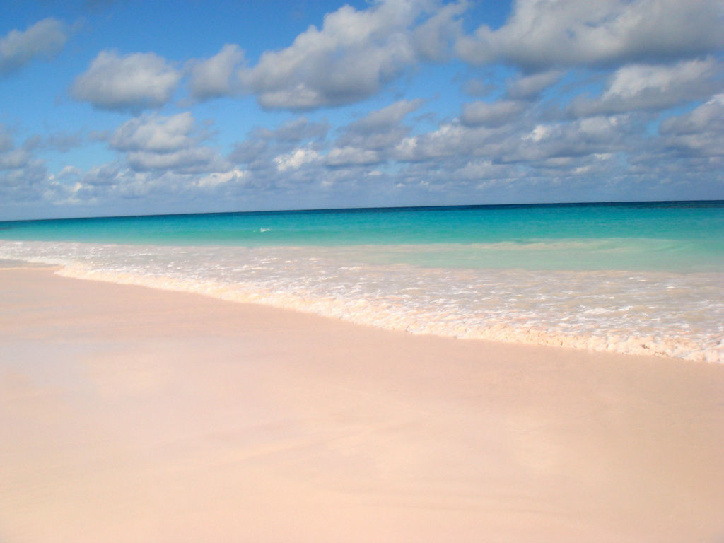 思わず２度見する美しさ カラフルなガラスの砂浜 グラスビーチ はまさに海の宝石 Jptrp Com