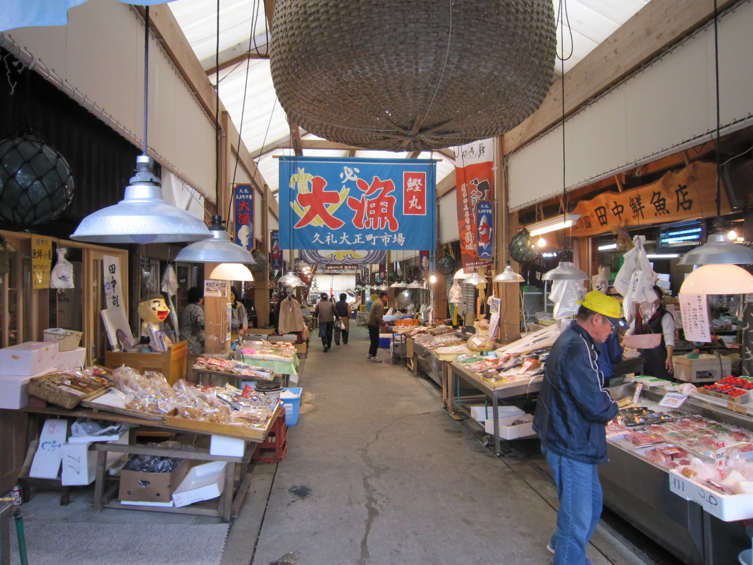 久礼大正町市場は、午後2時が一番賑わう!朝寝坊さんも大丈夫!活きのいい魚と懐かしい雰囲気を味わおう! 久礼大正町市場は、午後2時が一番賑わう!朝寝坊さんも大丈夫!活きのいい魚と懐かしい雰囲気を味わおう!