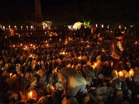 京都嵐山の奥にある化野念仏寺 夏の千灯供養と秋の紅葉は必見 Jptrp Com