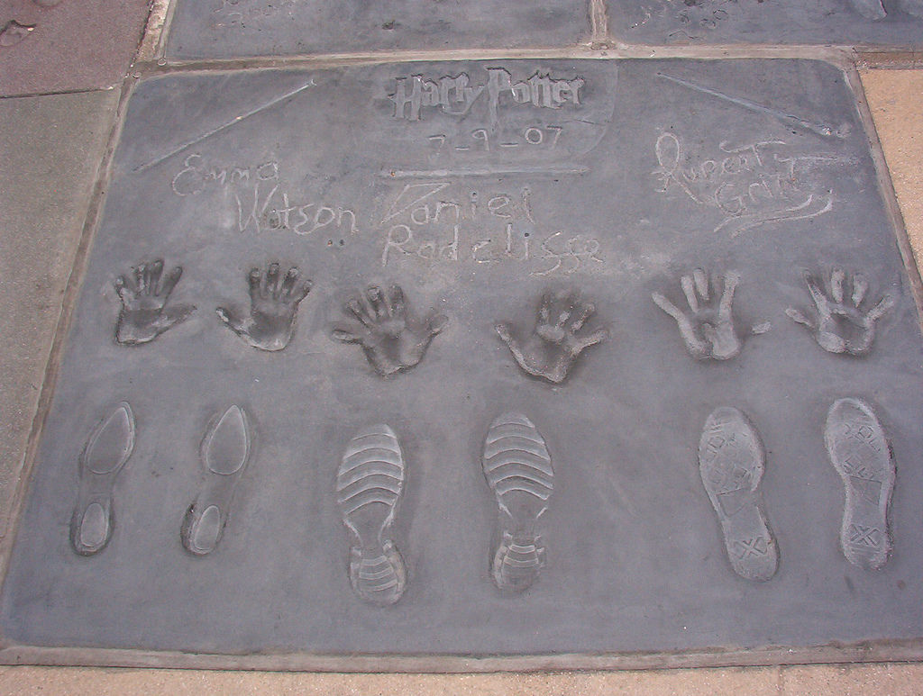 あの有名スターの手形は見つかるかな ハリウッド観光のおススメ チャイニーズ シアター はハリウッドスターの手形や足型がいっぱい Jptrp Com