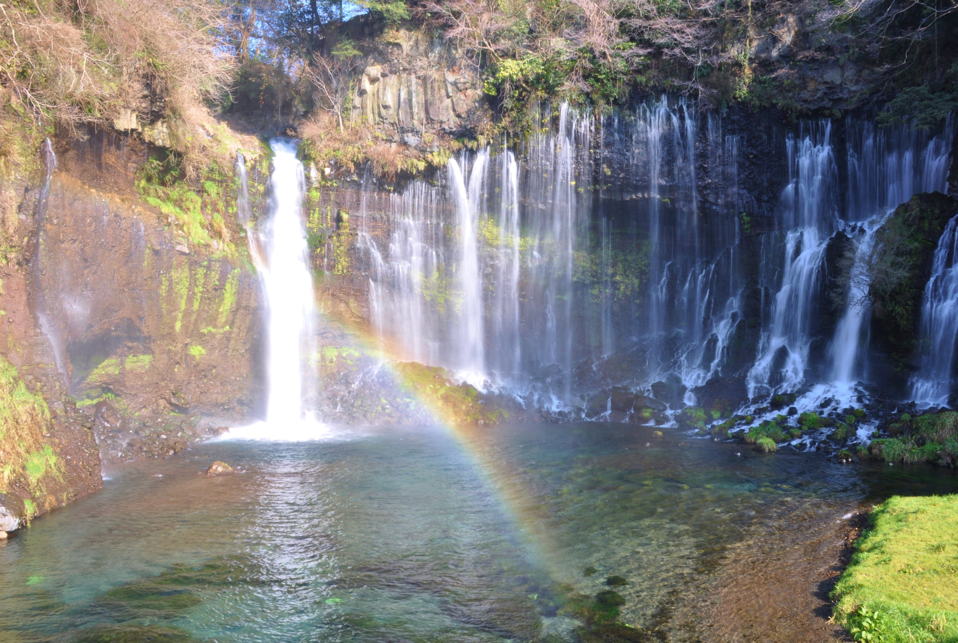 水が流れ落ちる様は美しい糸のよう 静岡県 白糸の滝でマイナスイオンを思い切り浴びよう Jptrp Com