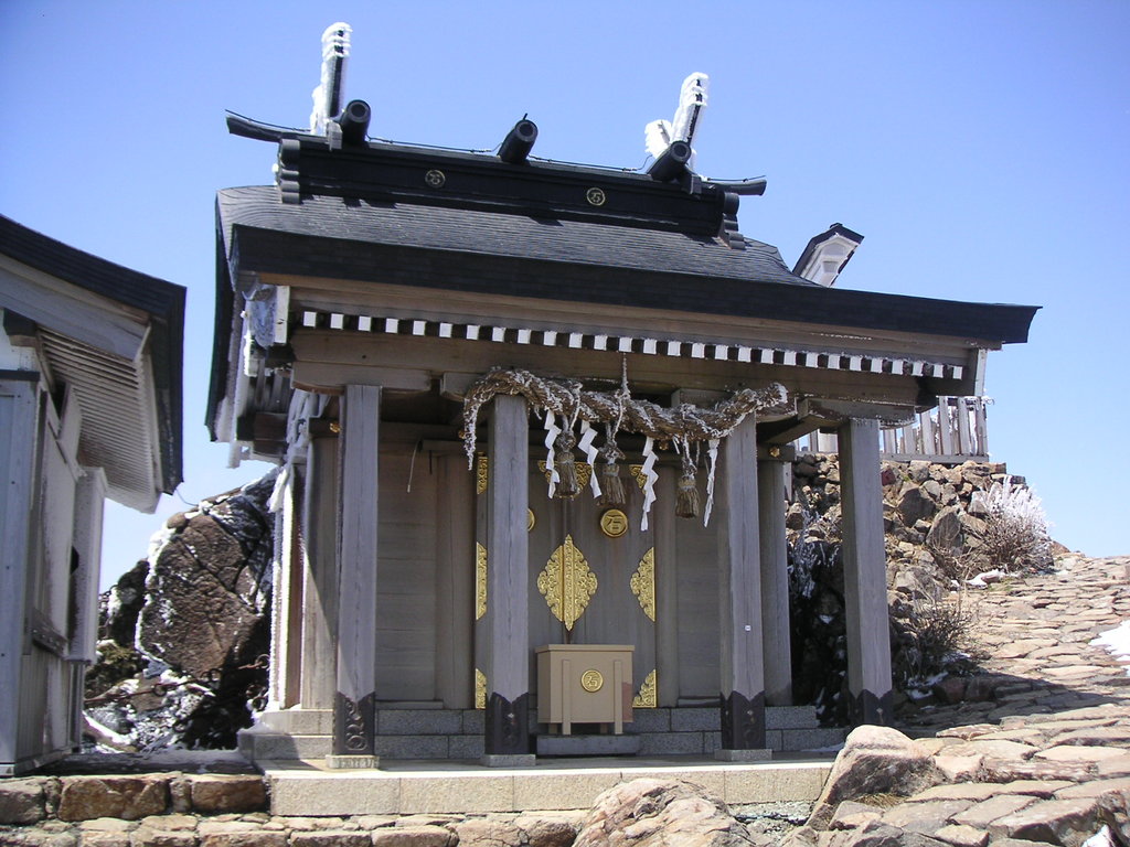 石鎚山は日本七霊山のひとつ。西日本最高峰を誇る主峰天狗岳は、近くから眺める方がステキ♪