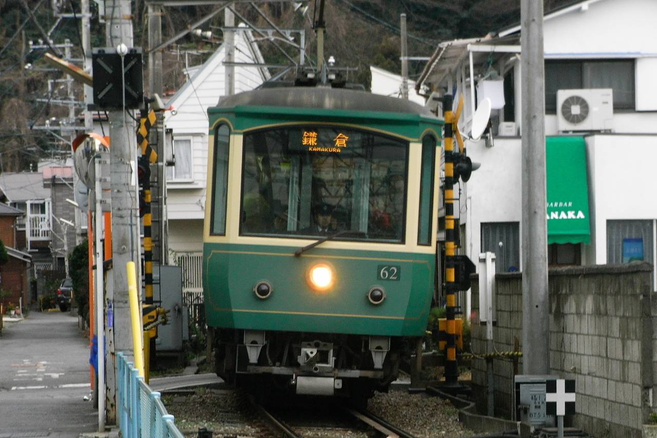 レトロな車内から見える海 太陽 富士山 江ノ島電鉄 に乗ってワクワクな旅をしよう Jptrp Com